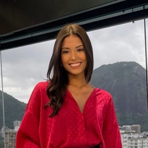 Júlia Reis